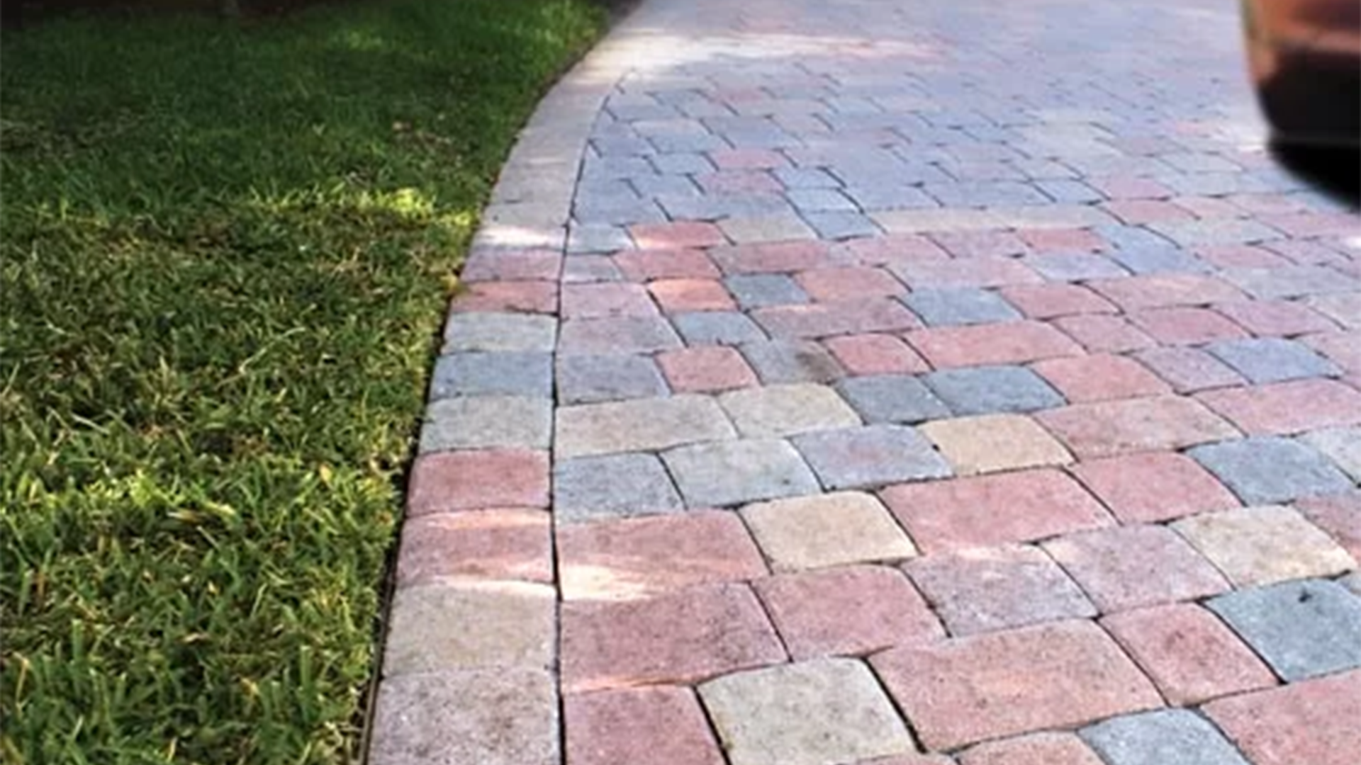 インターロッキングと芝生の見切り（樹脂製エッジ材による縁固定）